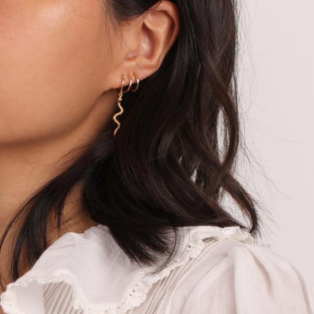 SOLD🥀 Vermeil Drop Snake Huggie Earrings - Picture 4 of 6